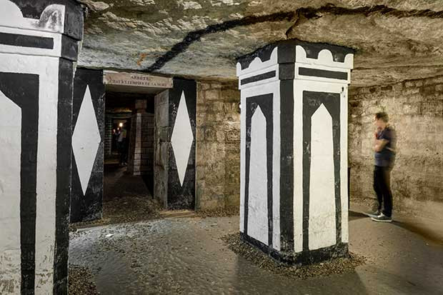 les catacombes de paris seront fermées pendant 6 mois pour des travaux de restauration afin de préserver ce site historique emblématique.