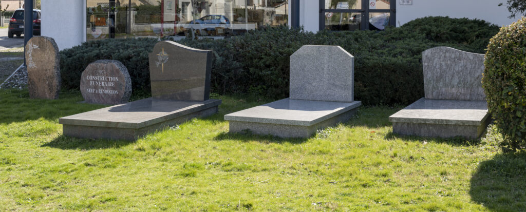 découvrez comment des citoyens tirés au sort participent activement à la restauration des monuments funéraires, préservant ainsi le patrimoine historique de manière citoyenne et solidaire.