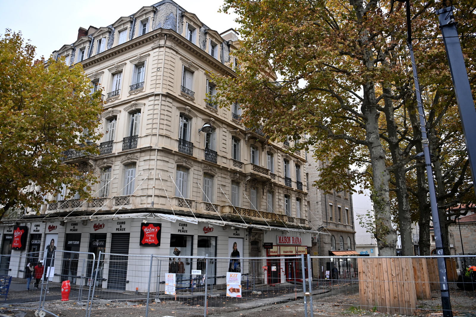 intervention rapide pour réparations urgentes suite à l'effondrement d'une façade à paris dans une copropriété. sécurisez votre bâtiment dès maintenant.