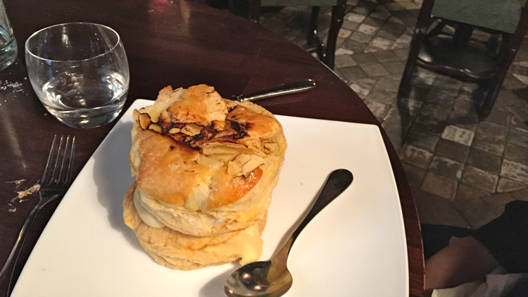 découvrez le coupe-chou, une adresse emblématique du 5ème arrondissement de paris, offrant une ambiance authentique et une cuisine traditionnelle française inoubliable.