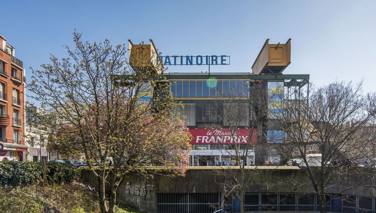 découvrez la transformation fascinante d'un garage des années 1930 en un immeuble résidentiel moderne au cœur de paris, illustrant la métamorphose urbaine et la rénovation architecturale durable.