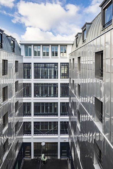 découvrez la transformation d'un garage des années 1930 en un immeuble résidentiel moderne au cœur de paris, une métamorphose urbaine alliant patrimoine et innovation.