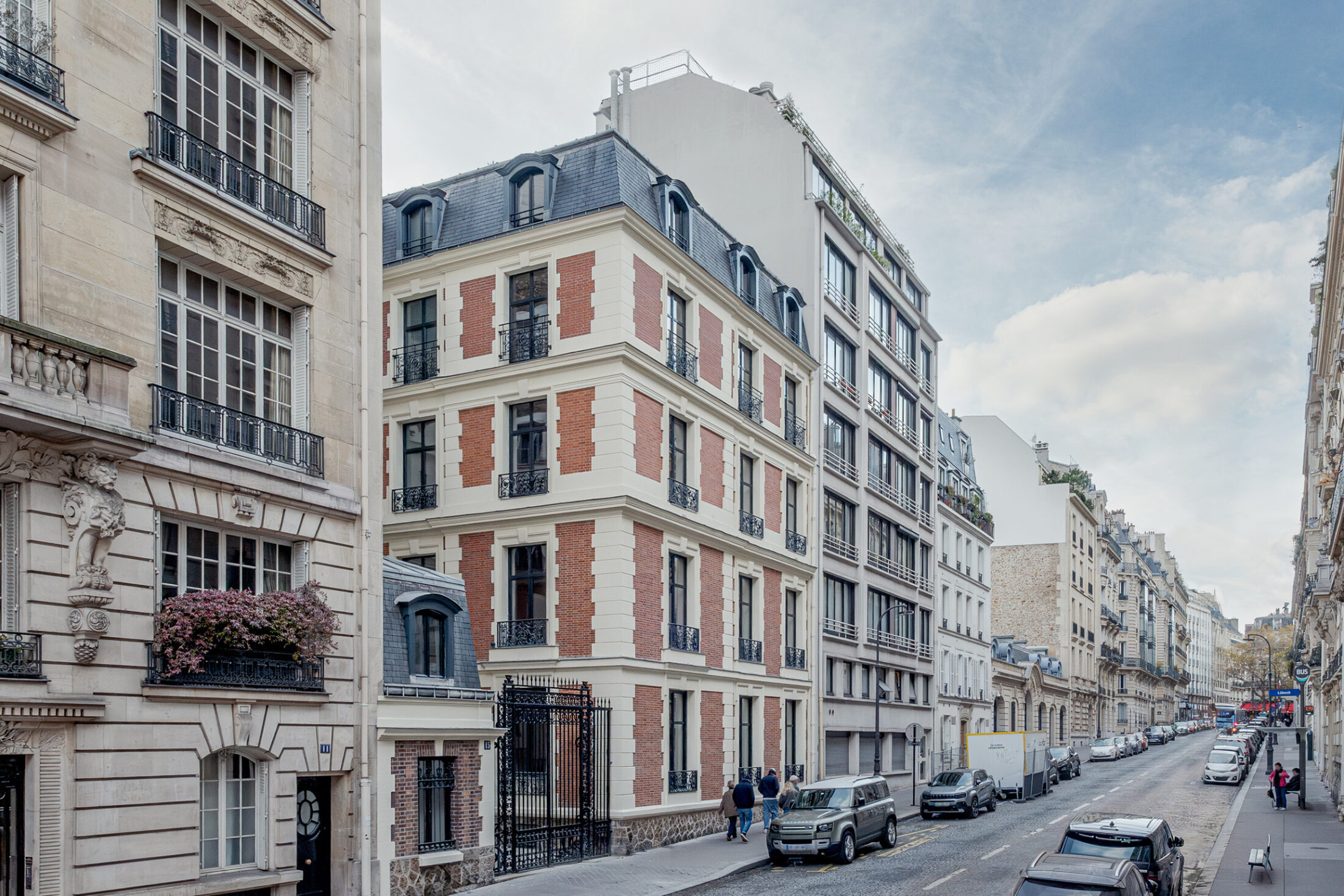 découvrez la transformation spectaculaire d'un garage des années 1930 en un élégant immeuble résidentiel au cœur de paris, illustrant la métamorphose urbaine moderne.