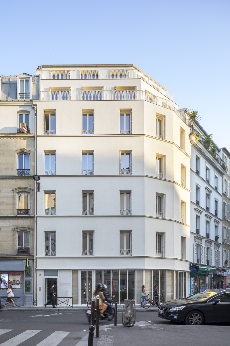 à paris, la conversion d'immeubles en hôtels exacerbe la crise du logement en réduisant l'offre résidentielle et en augmentant les prix.