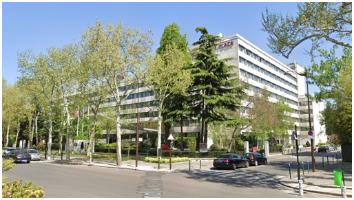 découvrez comment la transformation d'immeubles en hôtels à paris accentue la crise du logement et impacte les habitants locaux.