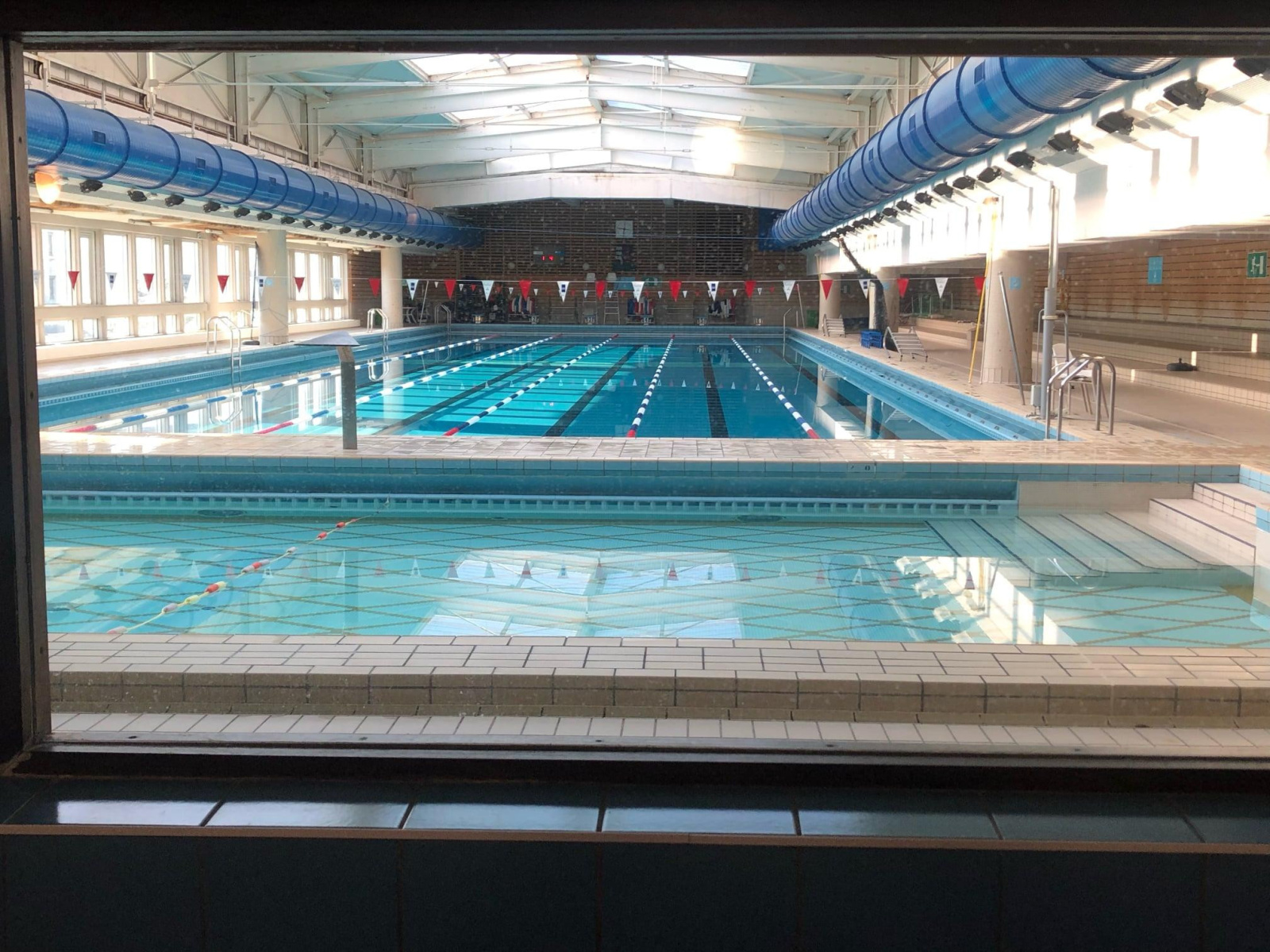 découvrez les dernières informations sur les piscines à paris et les incertitudes qui concernent les nageurs. restez informé des fermetures, horaires et conditions d'accès.