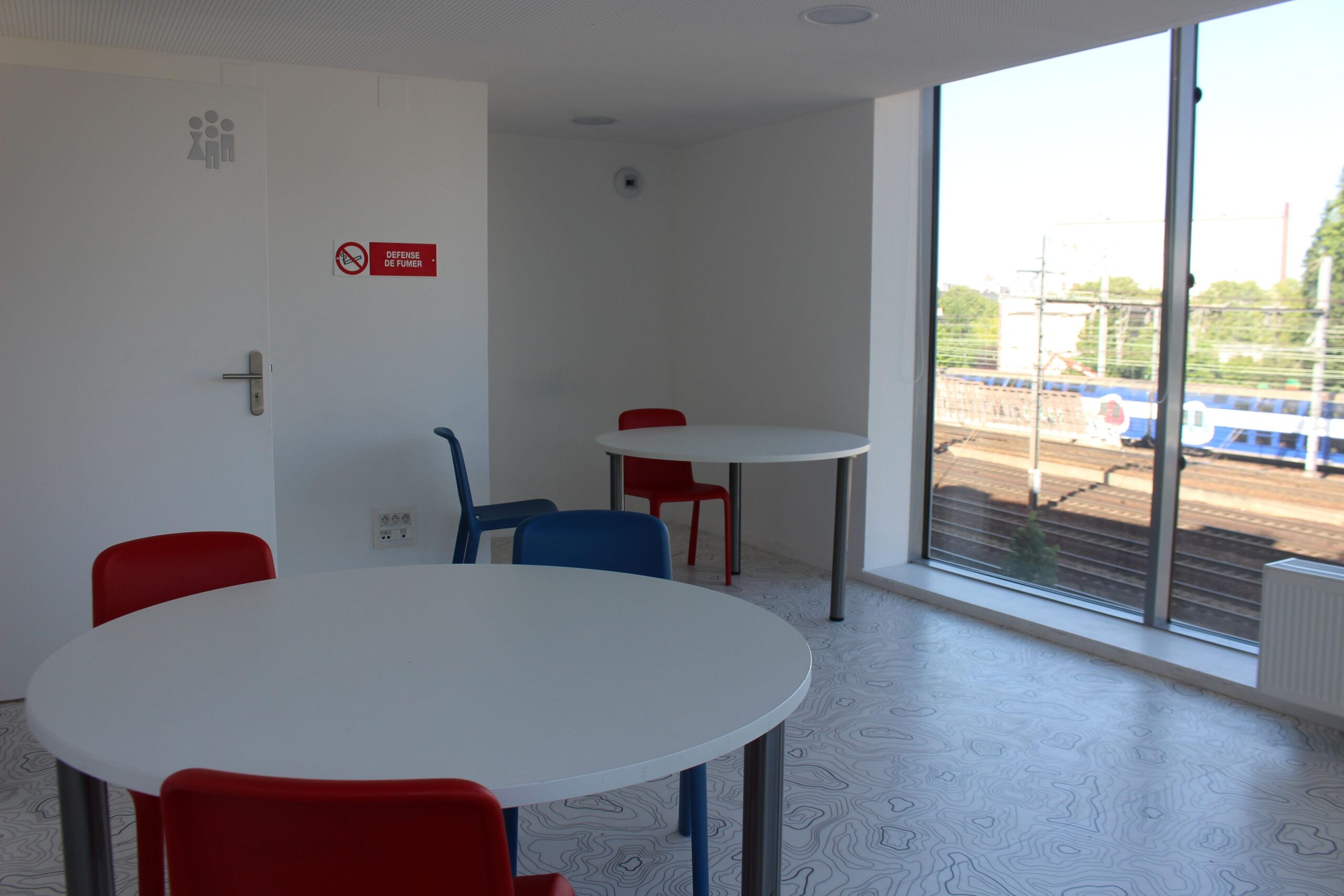 découvrez le nouvel espace d'accueil étudiant à porte de vanves, paris, un lieu moderne et convivial dédié à accompagner les étudiants dans leurs projets et vie quotidienne.