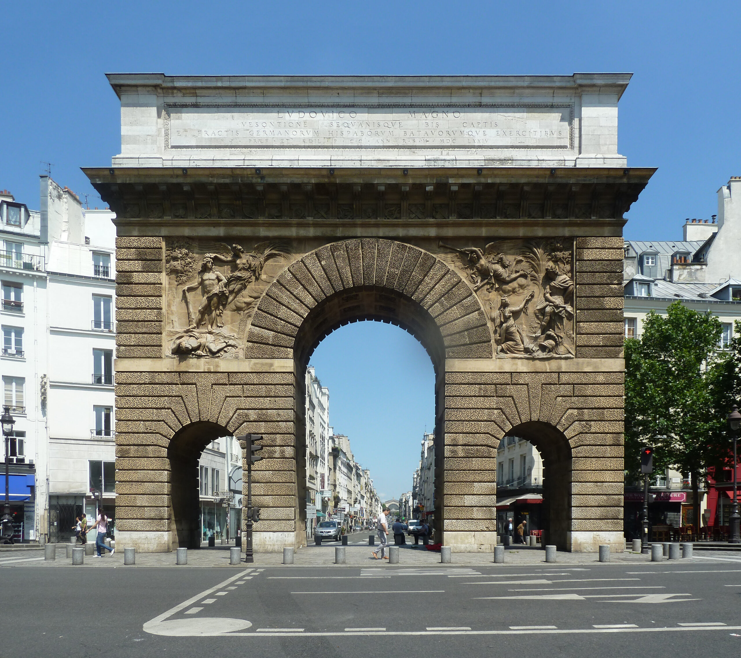 découvrez les portes saint-denis et saint-martin dans leur état d'origine, sans restauration, pour apprécier leur authenticité historique et architecturale.