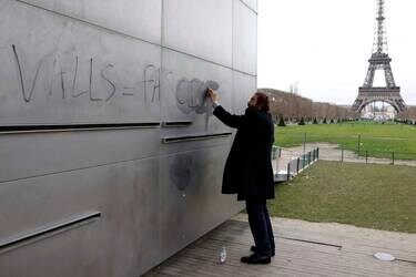 découvrez nos services professionnels de rénovation pour le mur de la paix, alliant respect de l'histoire et modernité.