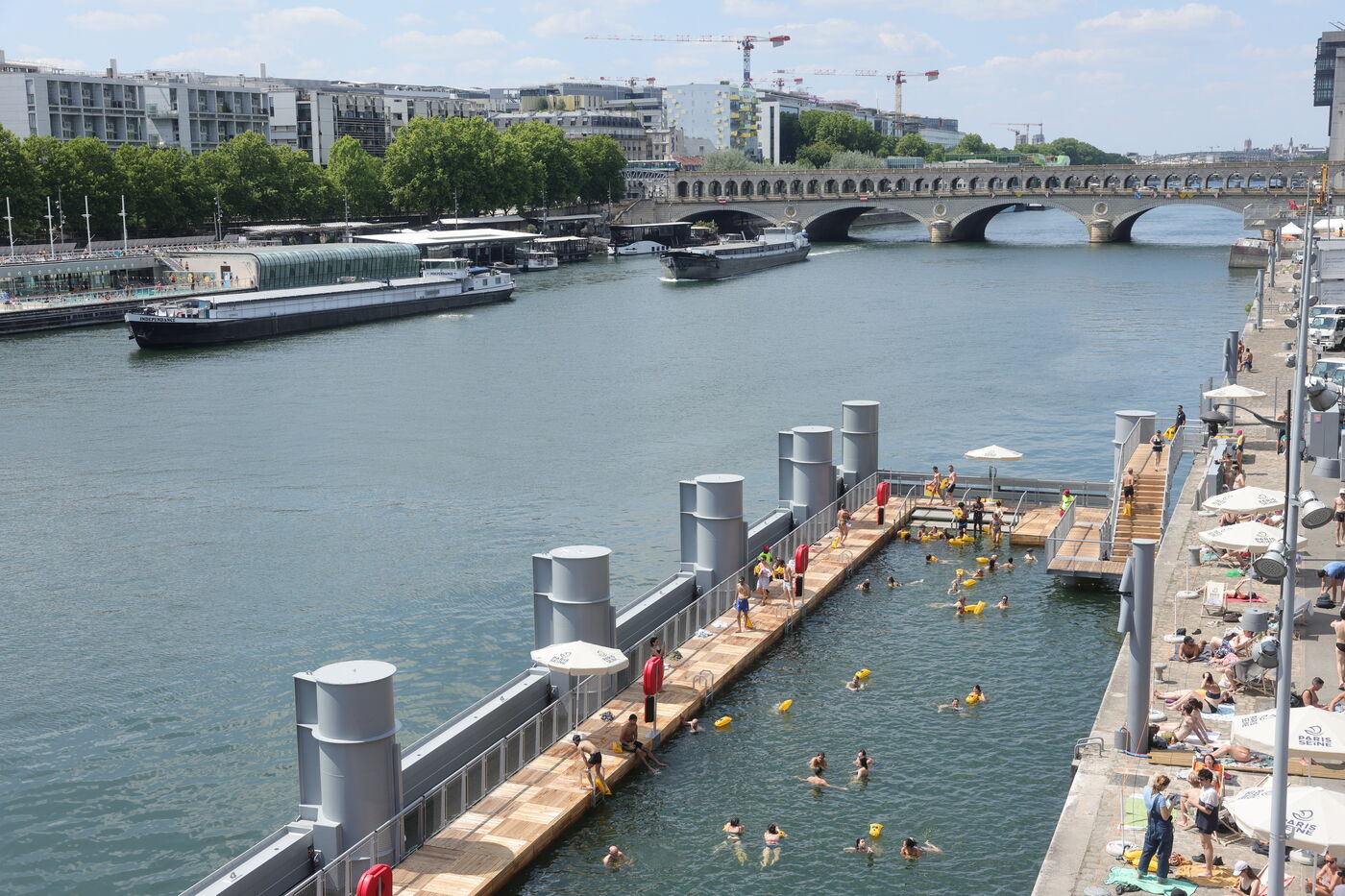 découvrez nos solutions expertes pour la rénovation du mur de la paix : restaurations durables et respectueuses du patrimoine, alliant modernité et histoire.