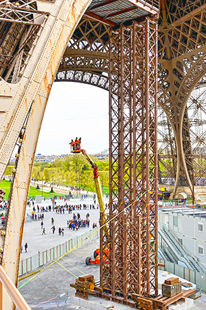 découvrez les raisons du report du réaménagement du secteur nord de la tour eiffel. suivez les dernières actualités sur la rénovation de ce monument emblématique.