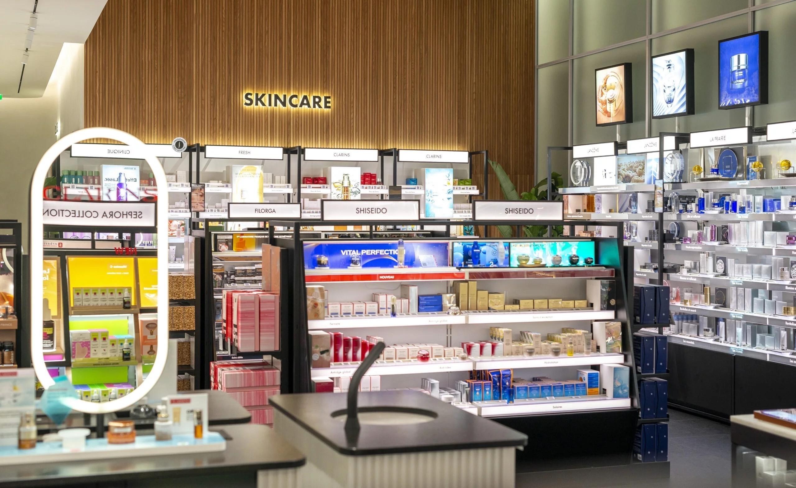 découvrez la réouverture du flagship sephora sur les champs-élysées, un espace inédit alliant beauté, innovation et expériences exclusives au cœur de paris.