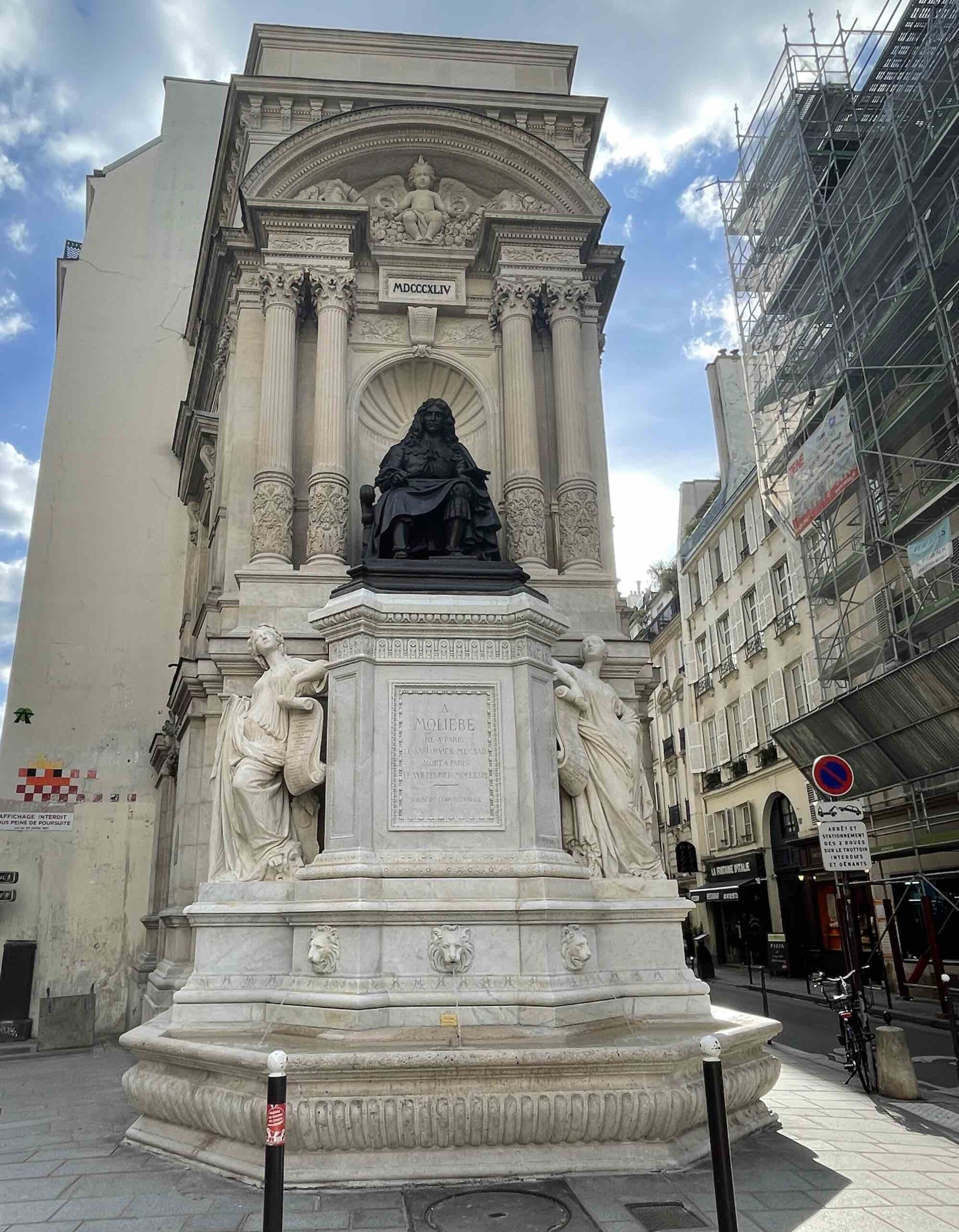 informations sur le retard dans la restauration de la fontaine des innocents, projet essentiel de rénovation du monument historique parisien.