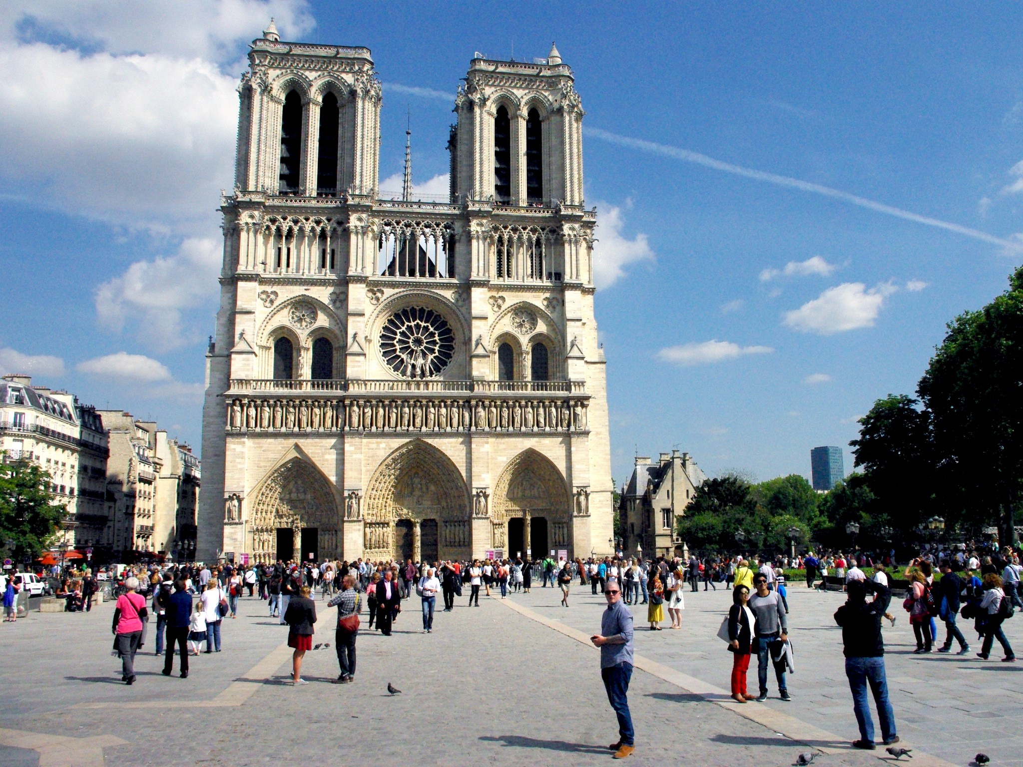 découvrez les squares emblématiques de paris, oasis de verdure au cœur de la capitale, parfaits pour se détendre et admirer l'architecture parisienne.