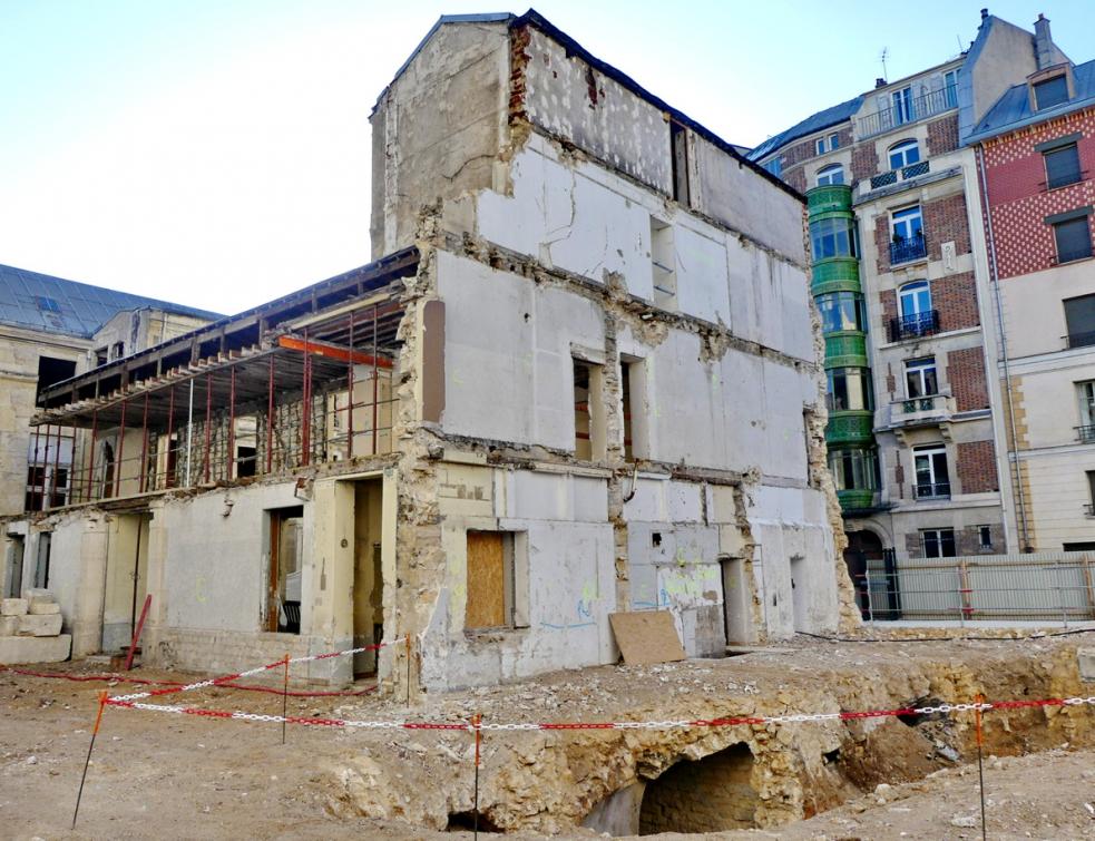 découvrez la transformation d'un immeuble à paris en espace d'accueil et de soutien pour femmes en situation de précarité, offrant un refuge sécurisé et des services adaptés.