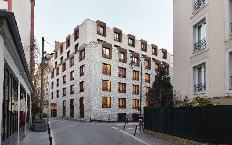 découvrez la transformation d'un immeuble à paris dédié à l'accueil et au soutien des femmes en situation de précarité, offrant un refuge sécurisé et des services adaptés.