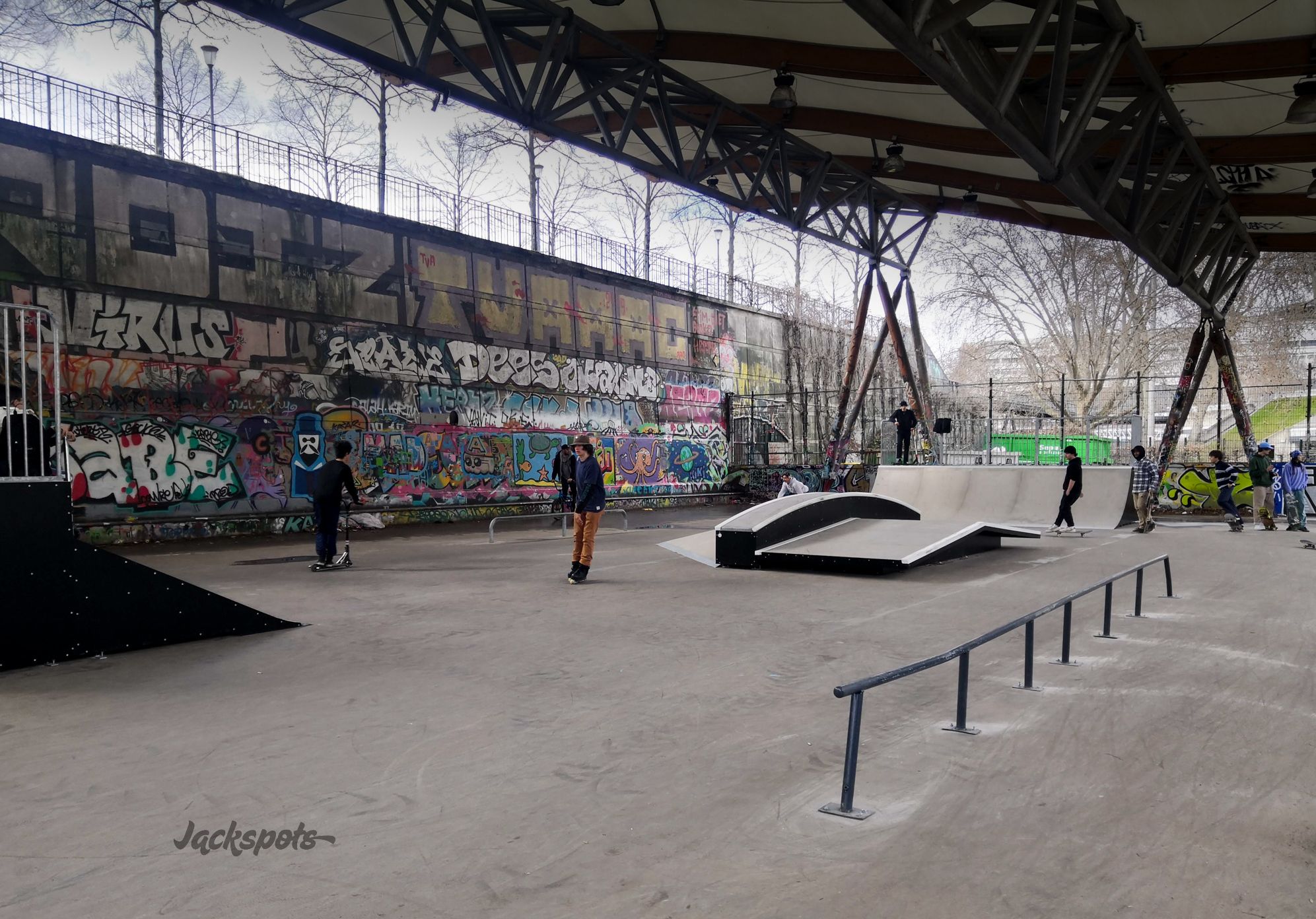 découvrez le nouveau skatepark emblématique de bercy à paris, un espace moderne et dynamique dédié aux passionnés de glisse urbaine, offrant des infrastructures de qualité au cœur de la capitale.