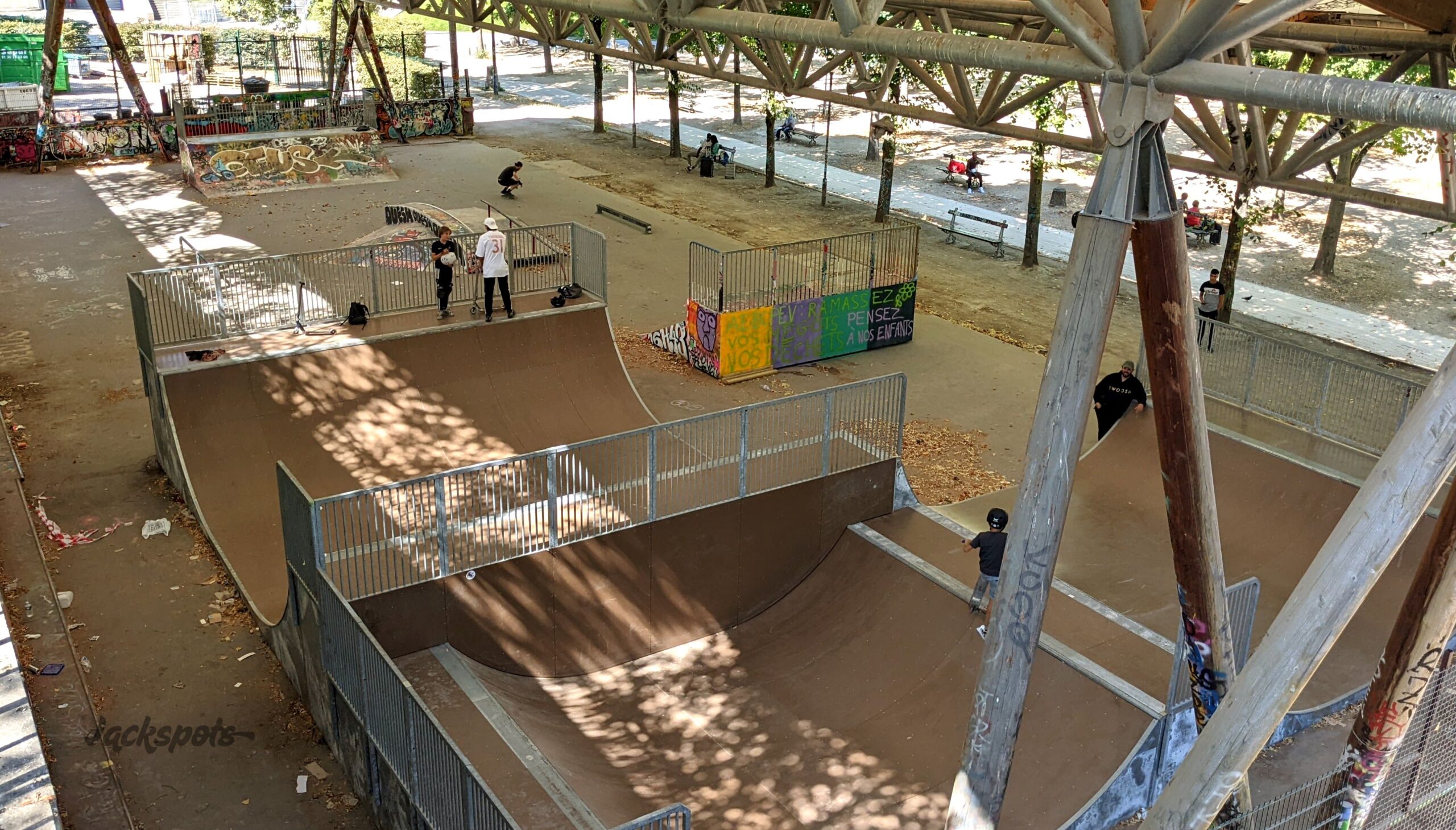 découvrez le nouveau skatepark emblématique de bercy à paris, un lieu incontournable pour les amateurs de skate et de sports urbains, offrant des installations modernes et un cadre exceptionnel.