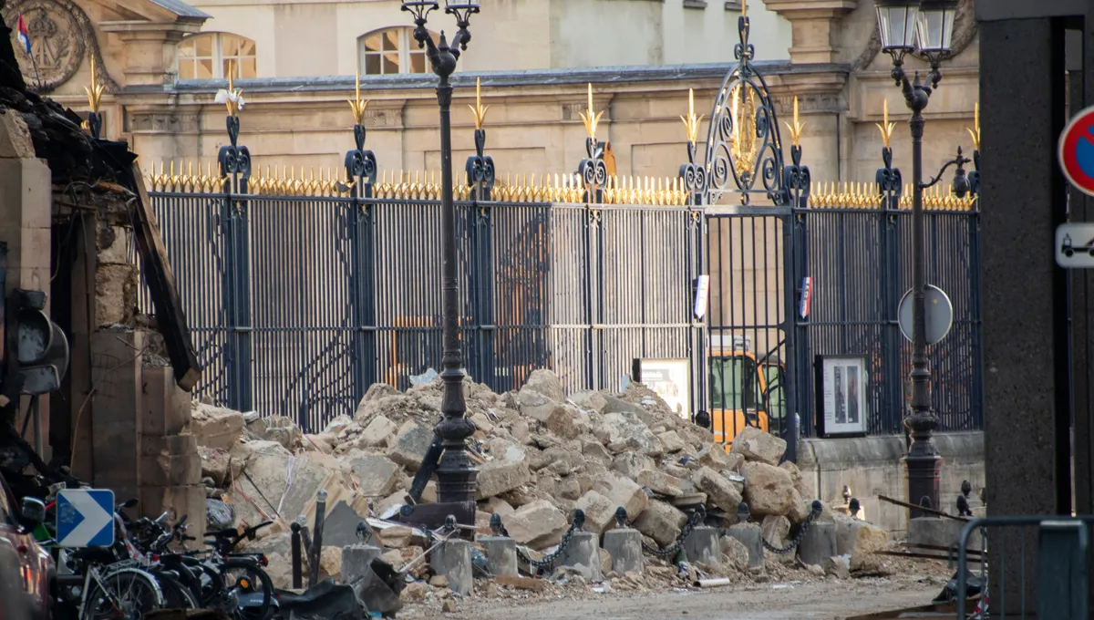 découvrez les détails de l'explosion survenue rue saint-jacques et l'impact durable des blessures causées. suivez les dernières mises à jour sur cet événement dramatique.