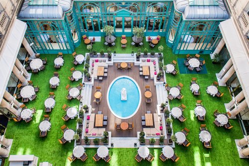 le westin paris vendôme ferme ses portes pour une rénovation exceptionnelle de un milliard d'euros, promettant un établissement encore plus luxueux et moderne.