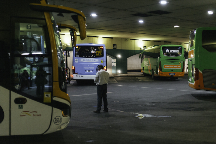 la gare routière paris-bercy reste ouverte et assurée jusqu'en 2030 malgré une baisse de son activité, garantissant un service continu aux voyageurs.