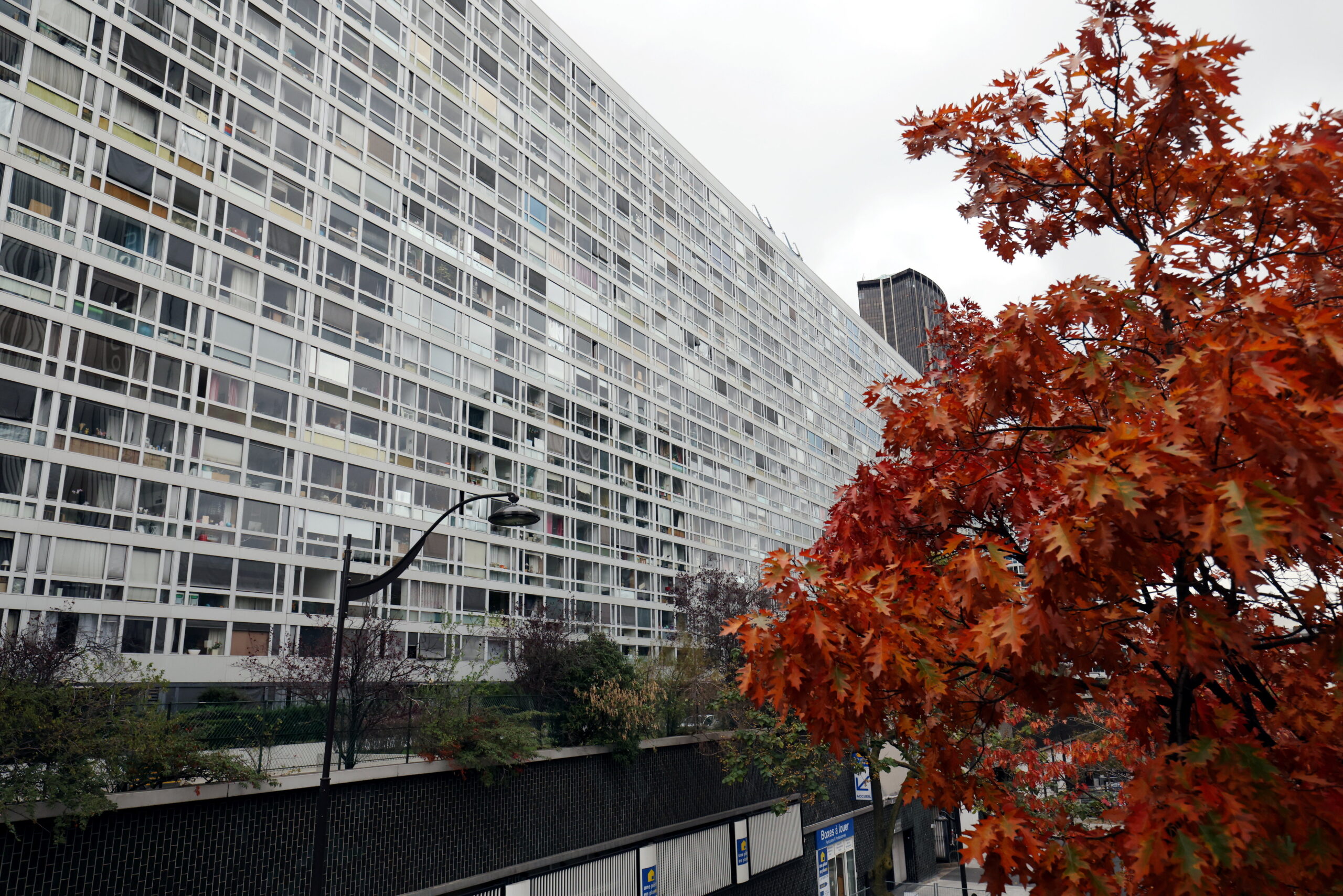 découvrez la métamorphose spectaculaire de la tour montparnasse après dix ans de transformation, alliant modernité et innovation au cœur de paris.