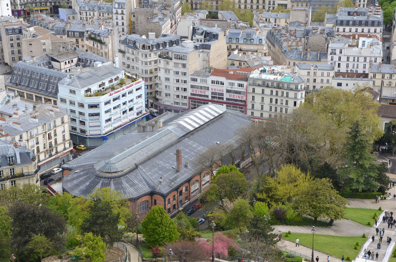 découvrez la crise actuelle de la halle saint-pierre à montmartre, un lieu emblématique dédié à l'art outsider et aux expositions uniques.
