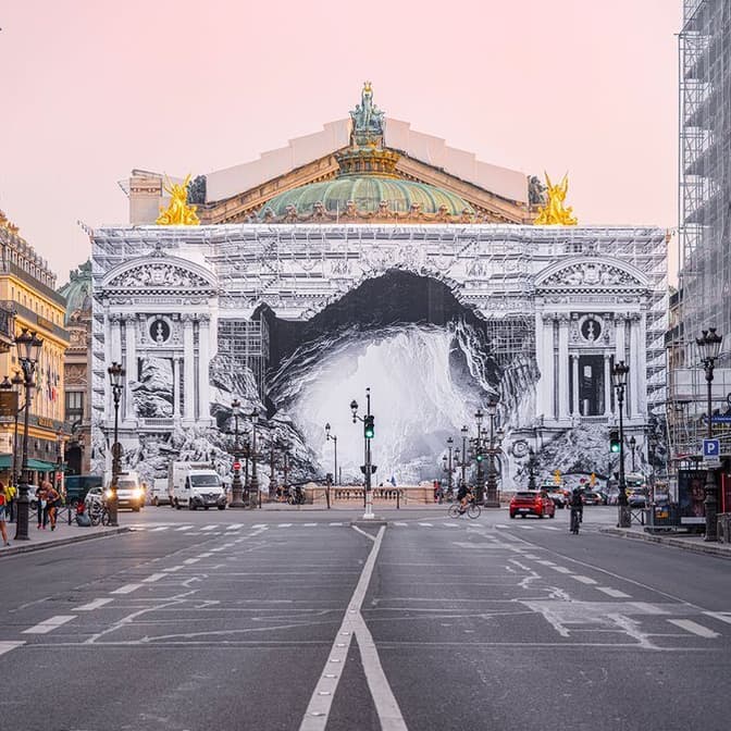 découvrez les œuvres d'art uniques qui ornent les façades de paris, alliant histoire et modernité dans les rues emblématiques de la capitale française.