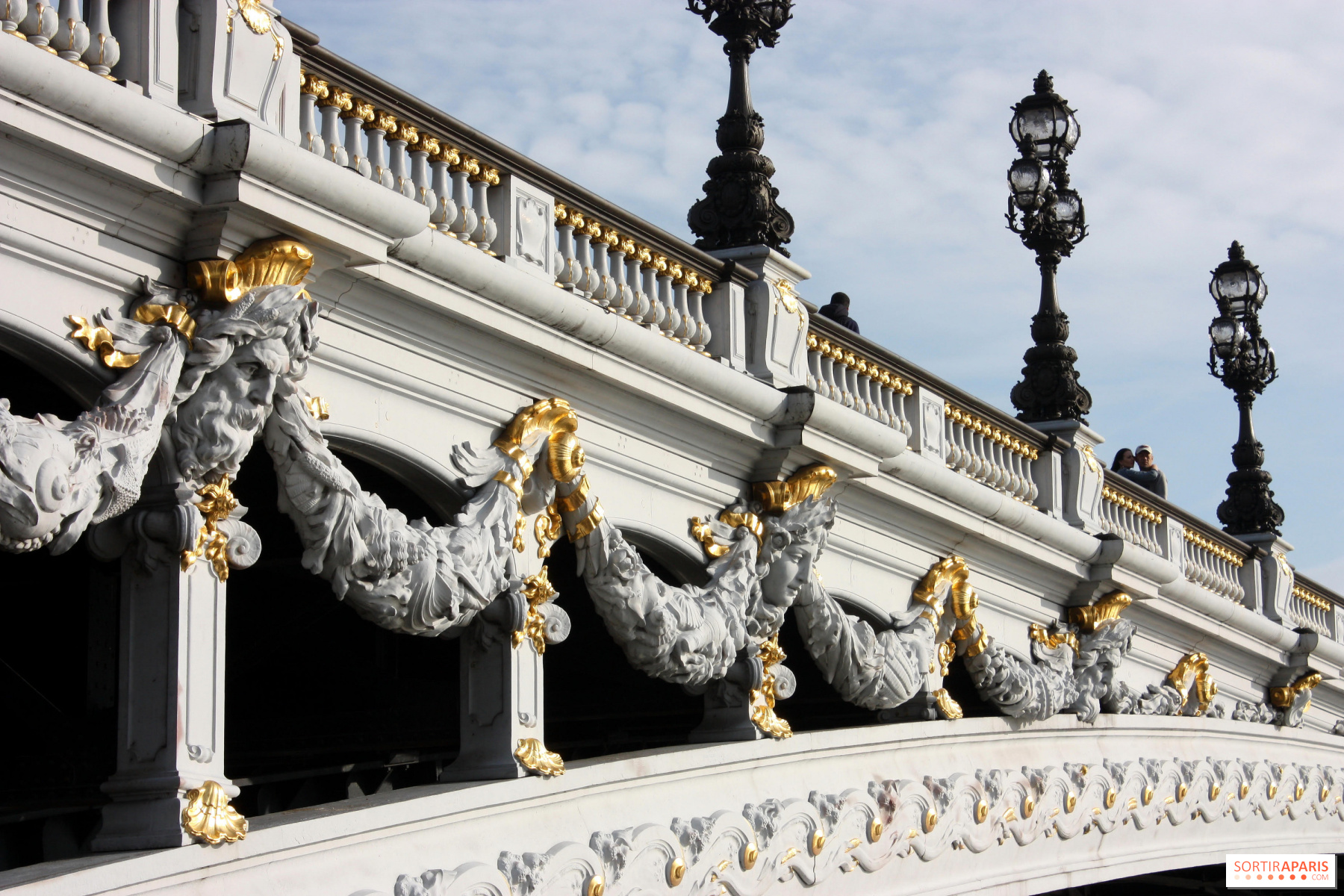 paris accorde une prolongation de 5 mois pour assurer la durabilité et la rénovation du pont alexandre-iii, symbole historique et architectural de la ville.