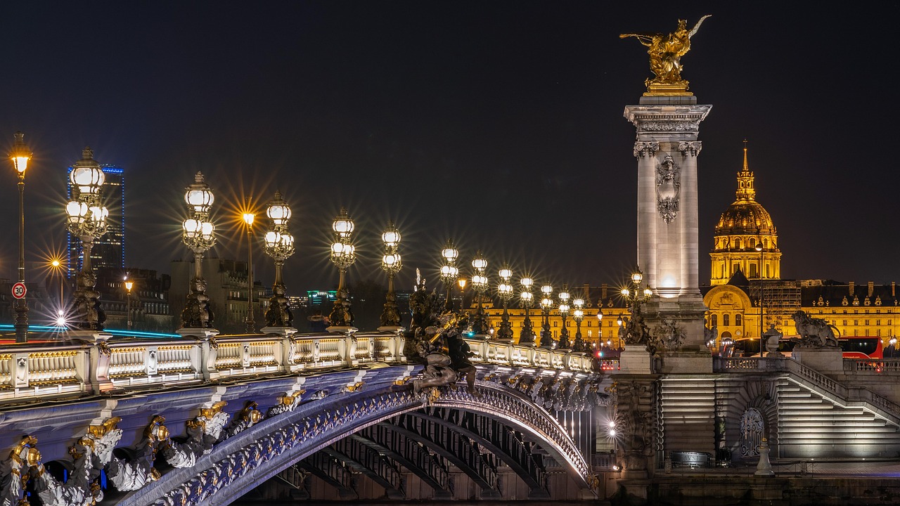 paris prolonge de 5 mois les travaux pour assurer la durabilité du pont alexandre-iii, un monument historique emblématique de la capitale.