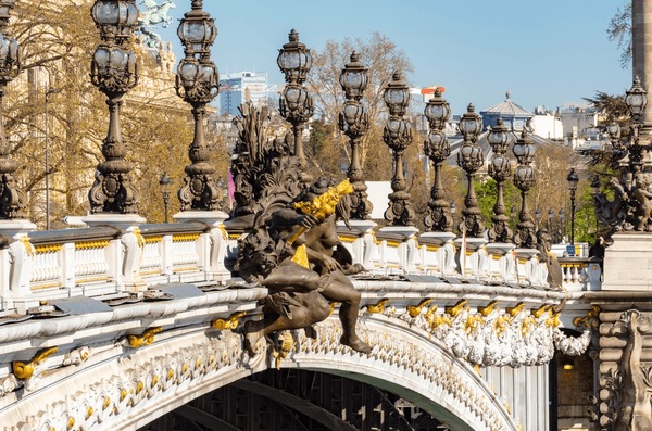 paris prolonge de 5 mois les travaux pour assurer la durabilité du pont alexandre-iii, préservant ainsi ce monument emblématique et son patrimoine historique.