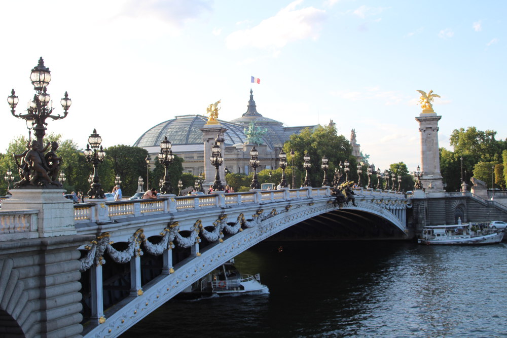 paris accorde une prolongation de 5 mois pour assurer la durabilité et la rénovation du prestigieux pont alexandre-iii, garantissant sa préservation pour les générations futures.