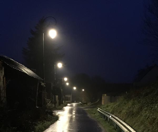 paris investit 704 millions d'euros pour moderniser son éclairage public, améliorant ainsi l'efficacité énergétique et le confort des habitants.