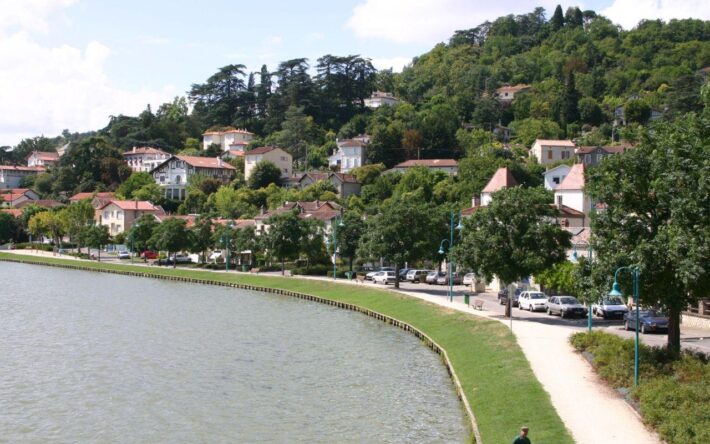 paris investit 704 millions d'euros pour moderniser l'éclairage public, améliorant ainsi la sécurité et l'efficacité énergétique de la ville.