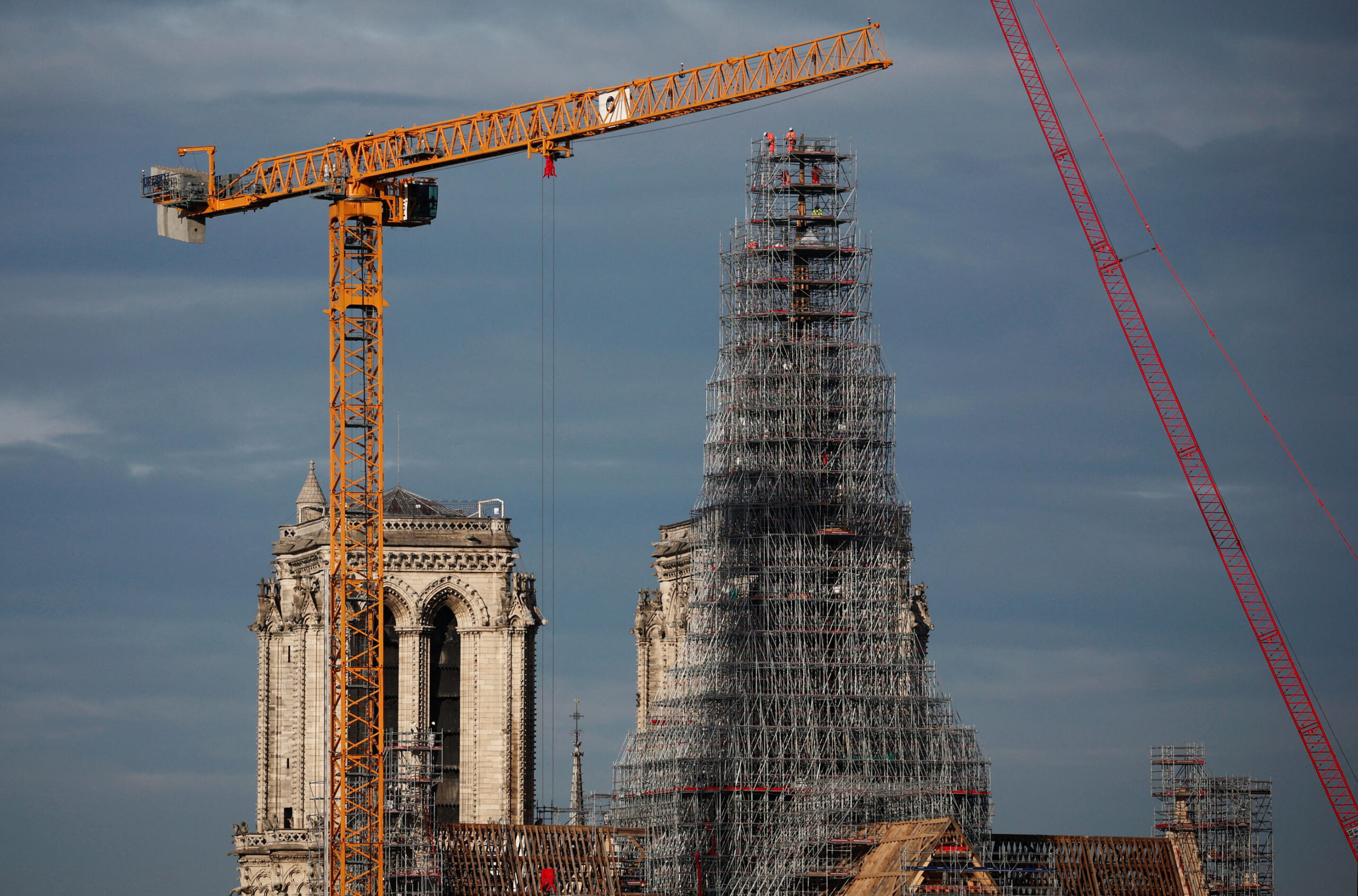 découvrez les réactions des parisiens face au projet de métamorphose du parvis de notre-dame, entre enthousiasme et préoccupations.