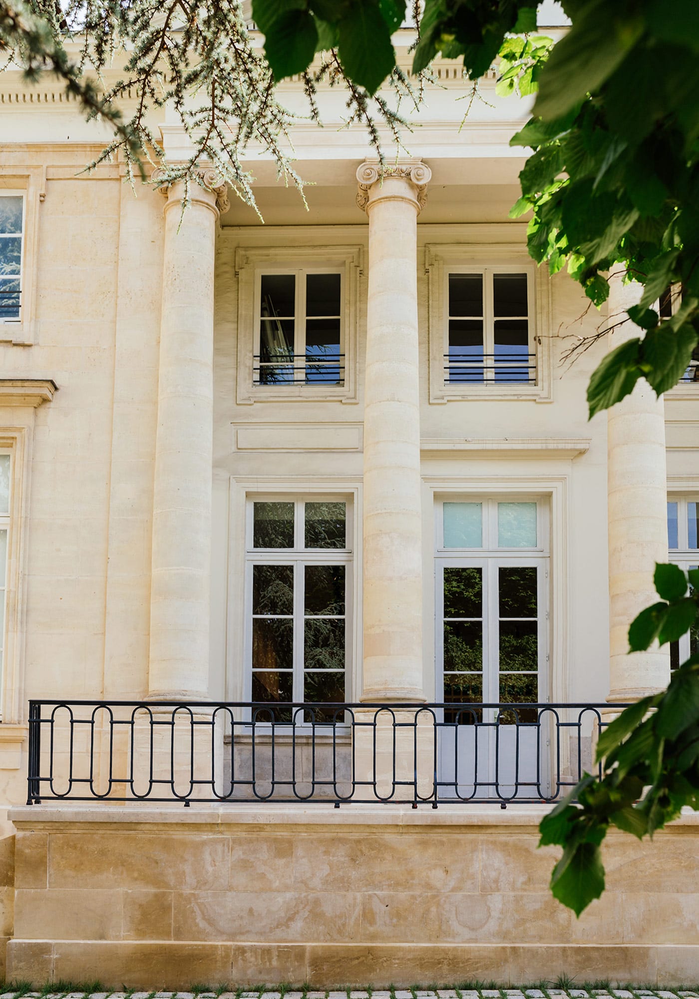 la rénovation du pavillon carré de baudouin suscite l'inquiétude parmi les historiens, soucieux de préserver son patrimoine et son authenticité.