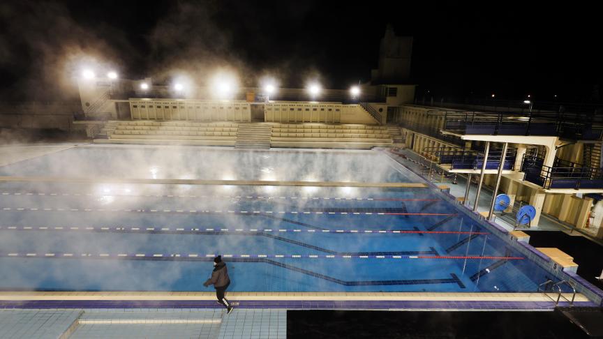 découvrez la rénovation complète et la réouverture de la piscine art déco emblématique de 1934 à paris, un joyau historique magnifiquement restauré pour votre plaisir.