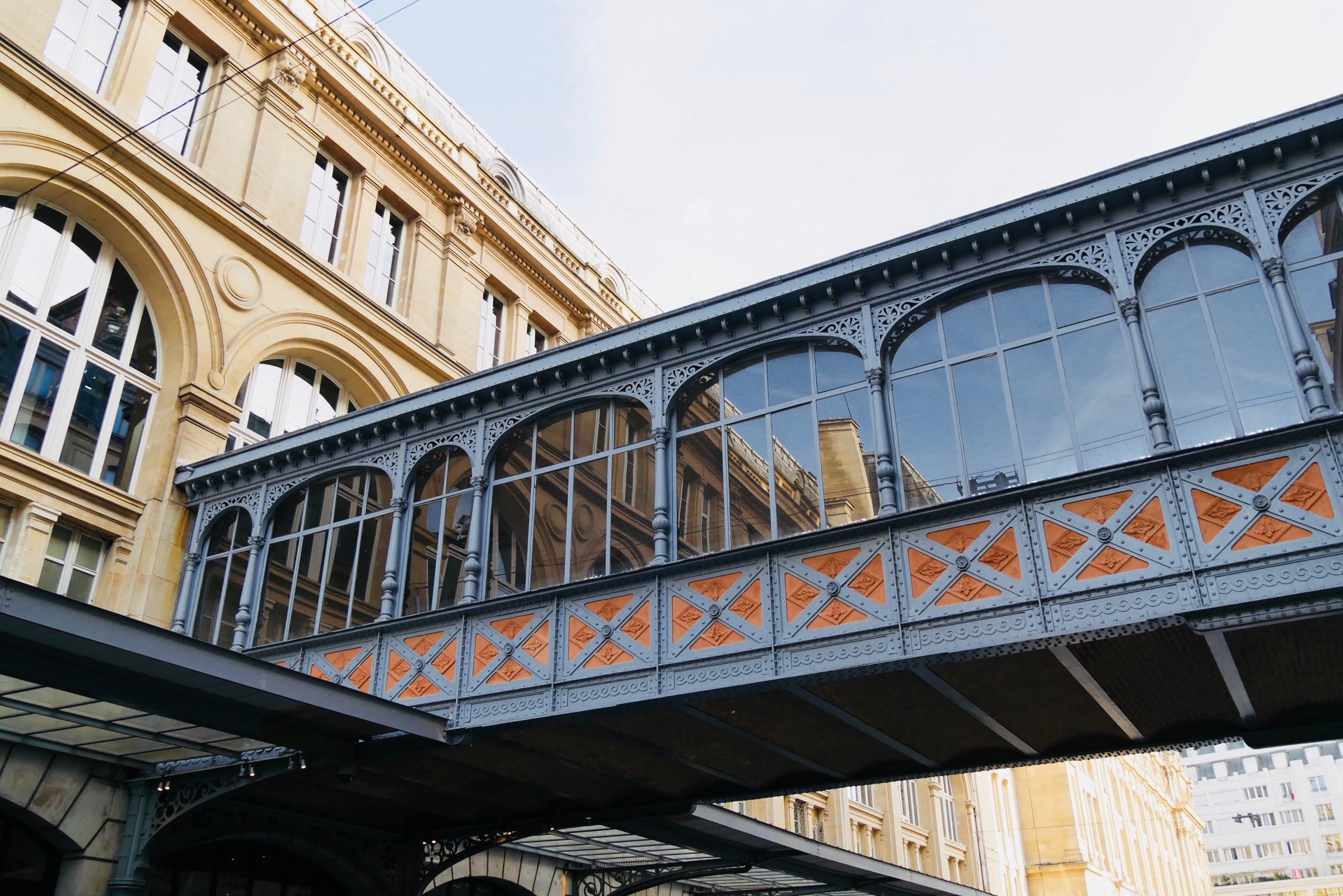 découvrez la rénovation spectaculaire du souterrain de la gare saint-lazare à paris, alliant modernité et fonctionnalité pour un espace repensé au cœur de la capitale.