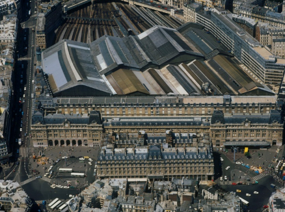 découvrez la rénovation spectaculaire du souterrain de la gare saint-lazare à paris, alliant modernité et fonctionnalité pour améliorer l'expérience des voyageurs.