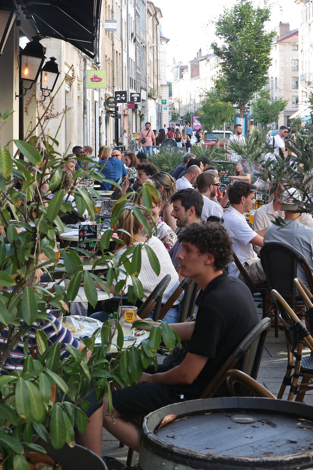 découvrez les enjeux de la piétonisation de la rue des petits-champs et les réactions partagées face à ce projet urbain.