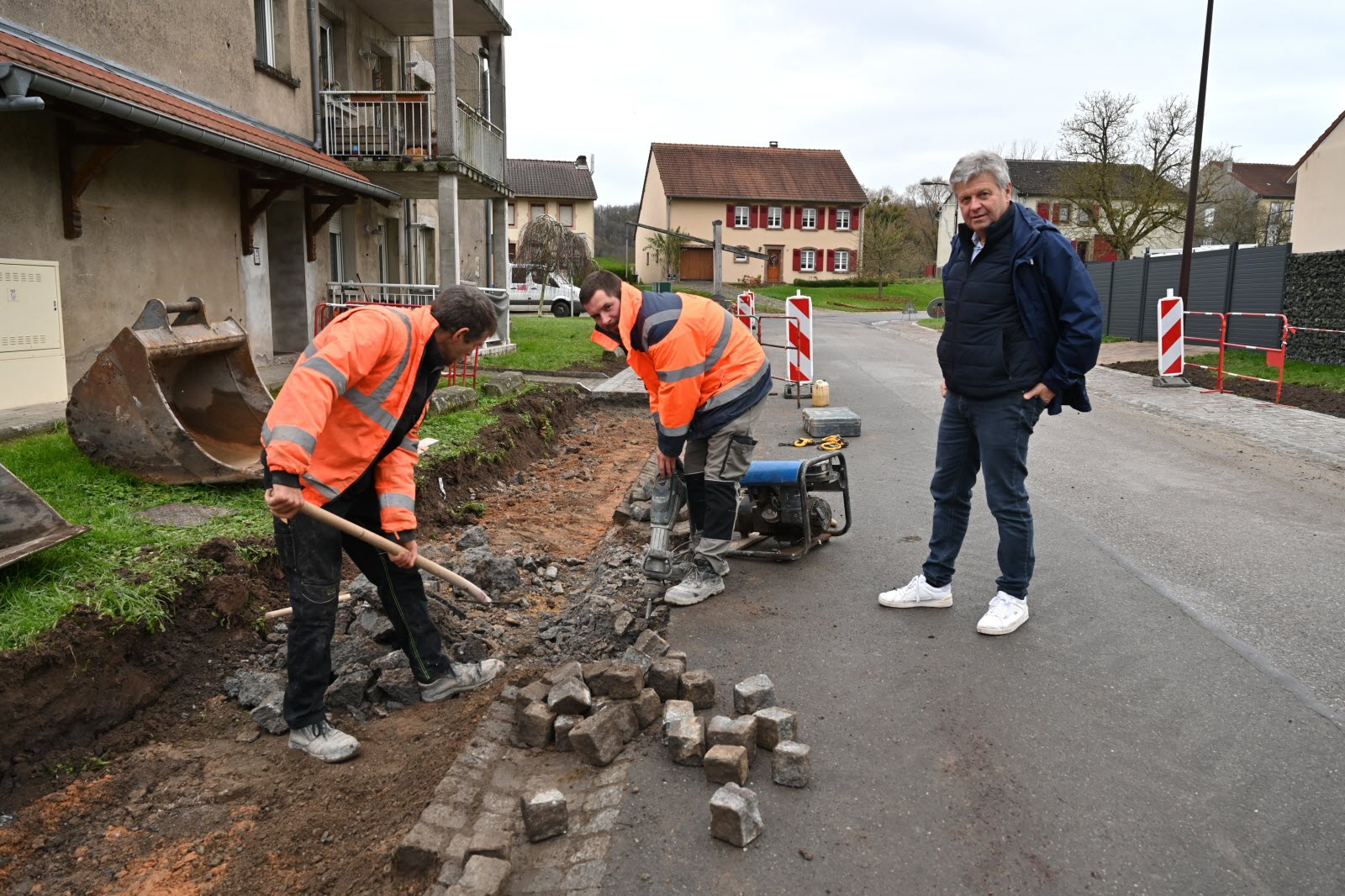 analyse du succès mitigé de la piétonisation de la rue des petits-champs, entre avantages pour les piétons et défis pour les commerçants et riverains.