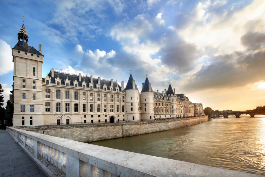 découvrez comment cluny réinvente le moyen âge à paris en alliant histoire et modernité pour une expérience unique au cœur de la capitale.