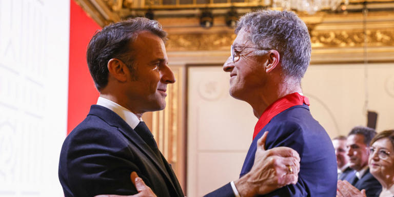découvrez la cérémonie en l'honneur des compagnons de notre-dame célébrée à l'élysée, un hommage prestigieux à leur dévouement et engagement.