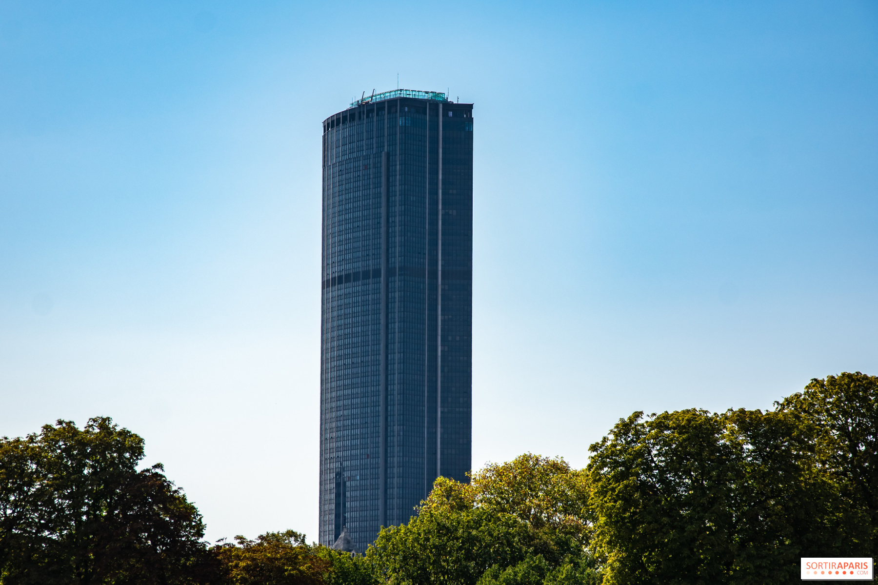 informations importantes sur la fermeture de l'observatoire de la tour montparnasse, dates, raisons et alternatives pour profiter de la vue panoramique de paris.