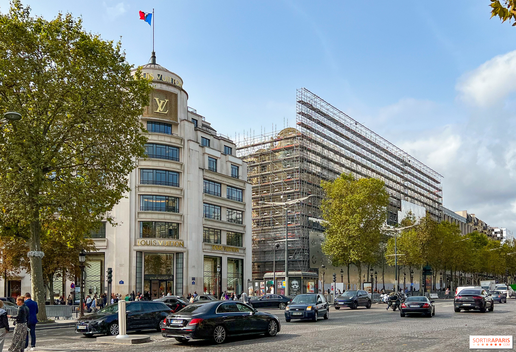 découvrez les grands projets à paris : la tour triangle, l'hôtel de luxe sur les champs-élysées et la rénovation de la place de la concorde, symboles de l'innovation et du prestige parisien.