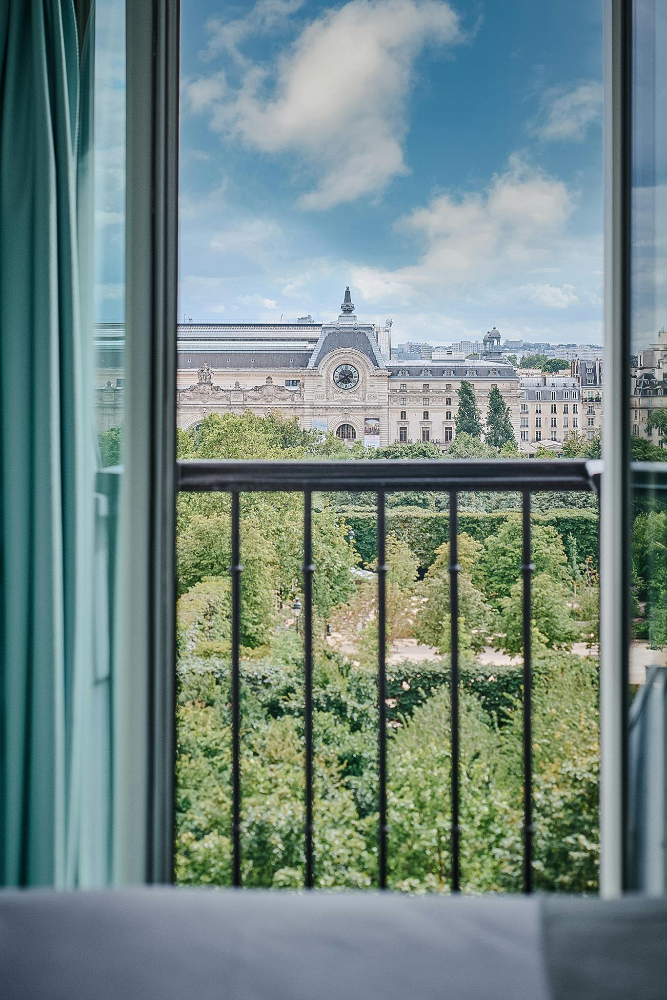 découvrez les grands projets emblématiques à paris : la tour triangle, un hôtel de luxe sur les champs-élysées, et la rénovation de la place de la concorde, symboles d'innovation et de prestige dans la capitale française.