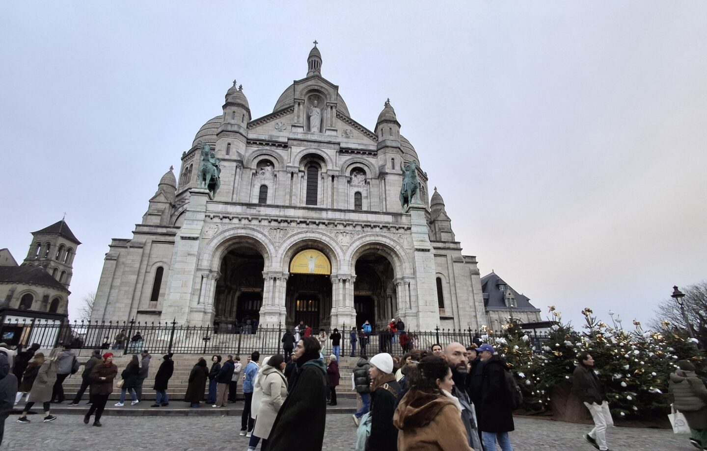 à montmartre, les riverains expriment leur colère contre un immeuble qui obstrue la vue emblématique du quartier, suscitant inquiétudes et tensions.