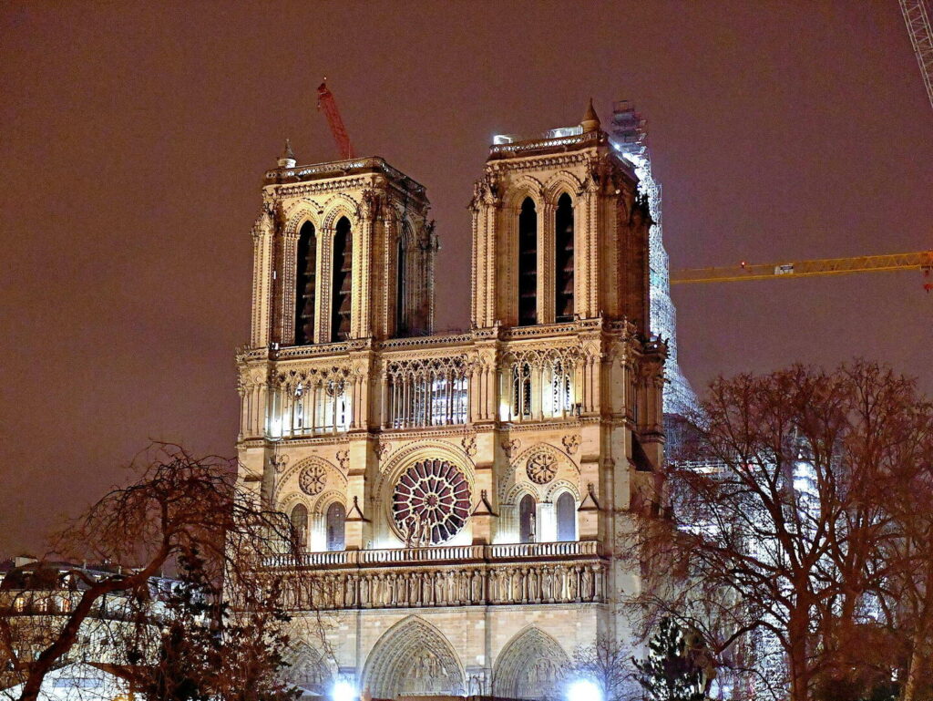 découvrez les fouilles de notre-dame qui révèlent des découvertes inédites sur l'histoire et le patrimoine de ce monument emblématique.