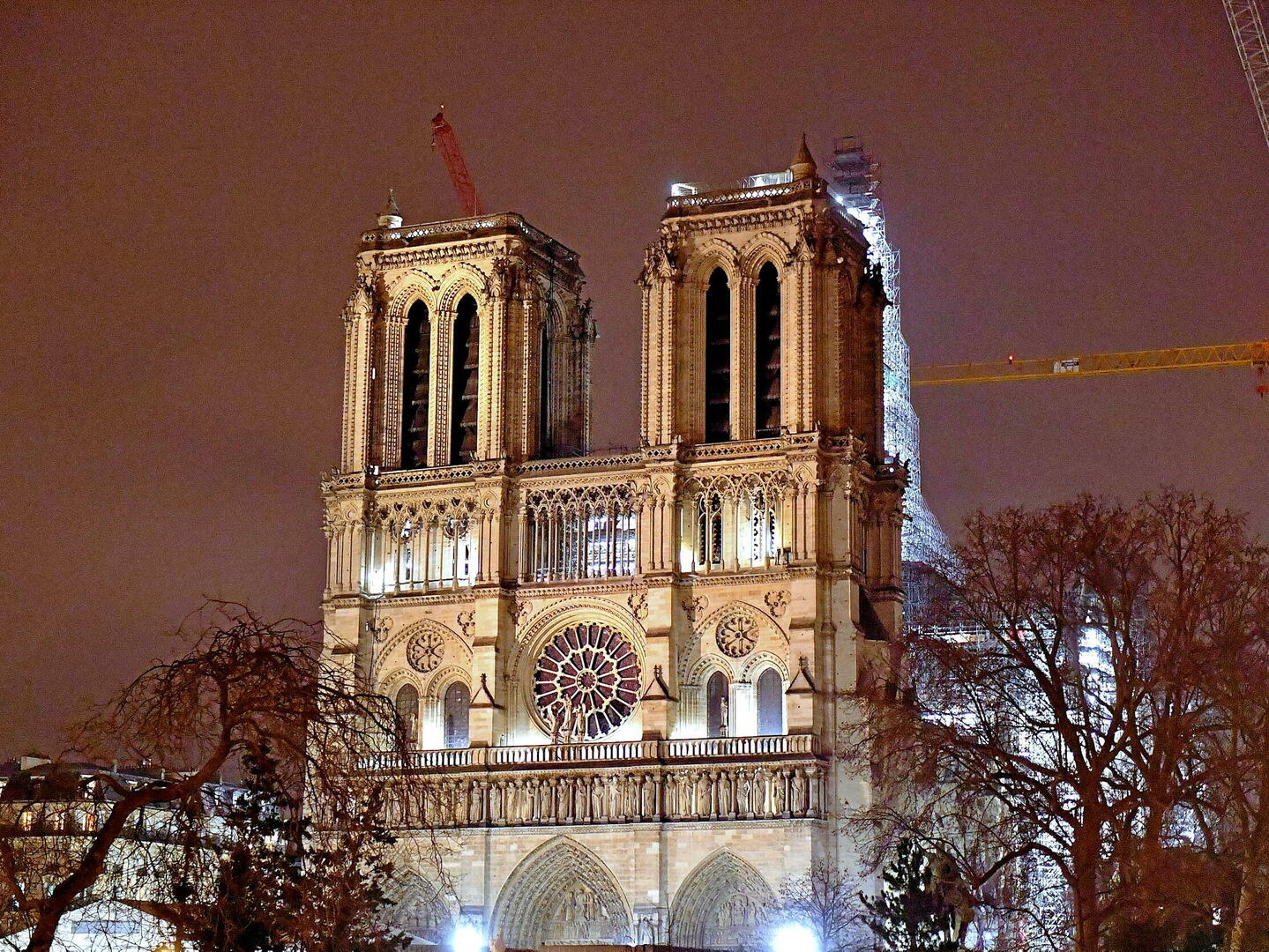 découvrez les fouilles de notre-dame qui révèlent des découvertes inédites sur l'histoire et le patrimoine de ce monument emblématique.
