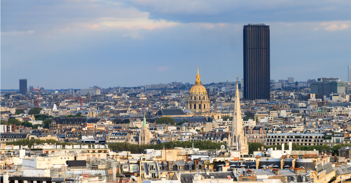 paris prépare l'évacuation de la tour montparnasse avant mars 2026 dans le cadre d'un projet de rénovation et de sécurité.
